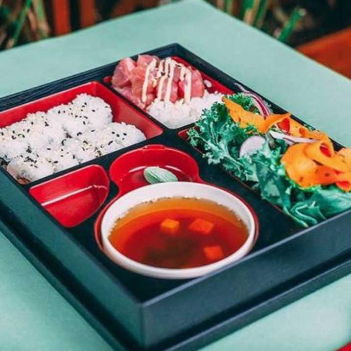 Bento Box Sushi Roll Completo ¡Gratis!