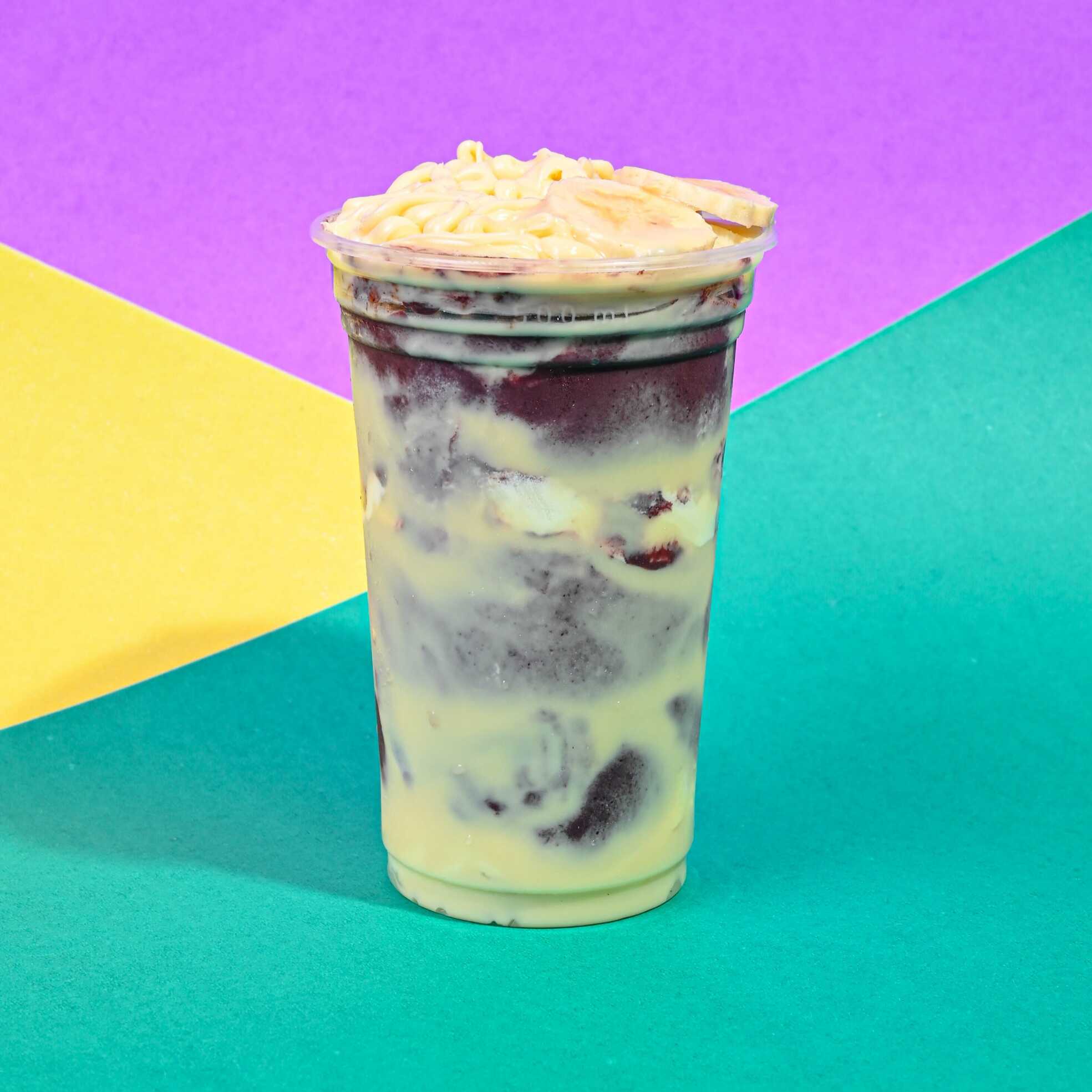 Creme de ninho, leite em po, leite condesado, granola, uma fruta