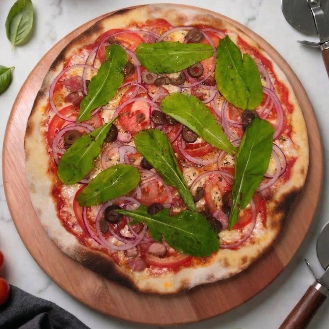 Este combo excepcional traz uma Pizza Capricciosa de 30cm, recheada com ingredientes frescos e saborosos como mozzarella derretida, rodelas de tomate, linguiça toscana, cebola roxa, azeitonas roxas, rúcula e um toque especial de orégano, tudo sobre um delicioso molho de tomate artesanal. E como tudo pode melhorar, uma adorável pizza brotinho de 20cm de chocolate ao leite e uma Coca Cola gelada de 1,5l!