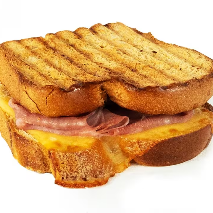 Mussarela, presunto, um toque de requeijão e pão brioche. Paraíso na terra