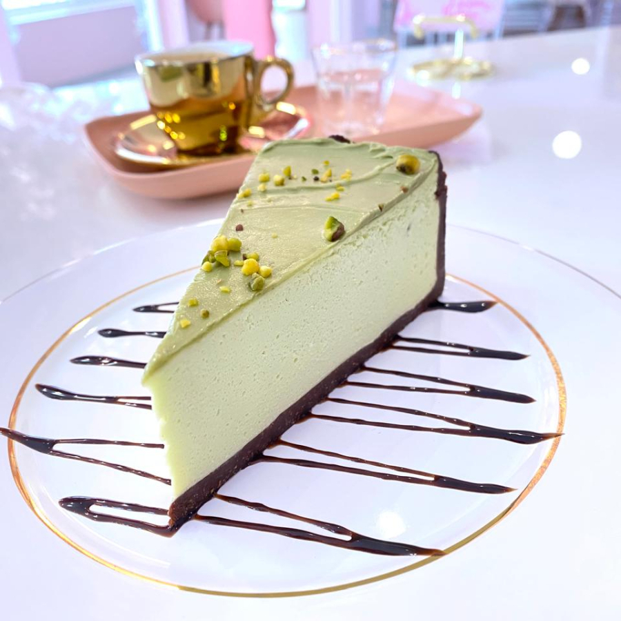 Nossa famosa torta de Pistache com base de biscoito amanteigado de cacau super levinha e torta toda de Pistache, cobertura de creme de Pistache e Pistache triturado... Hummm. Disponível para entregar no conforto da sua casa!
Peso Médio: 180g