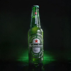 Heineken, a cerveja premium que transcende fronteiras e culturas. Cada garrafa de Heineken é uma celebração da tradição cervejeira, apresentando um líquido dourado e cristalino que é o resultado de décadas de paixão e expertise.