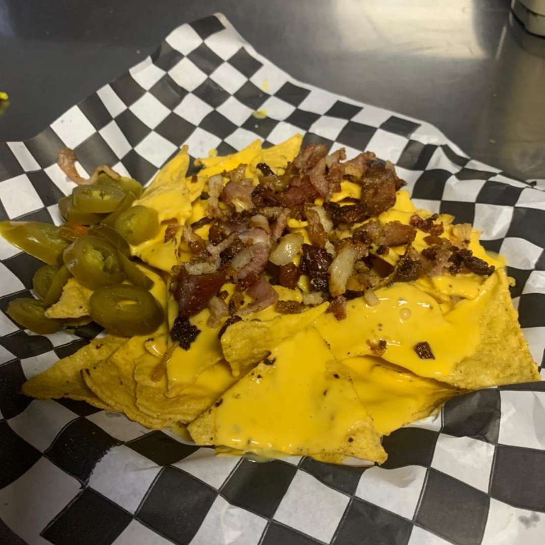 Nachos con Queso, Tocino y Carne