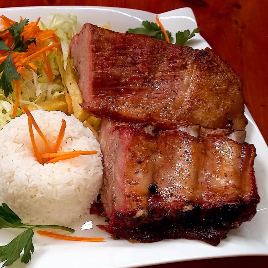CHANCHO A LA CAJA CHINA CON ARROZ, PAPAS Y ENSALAD