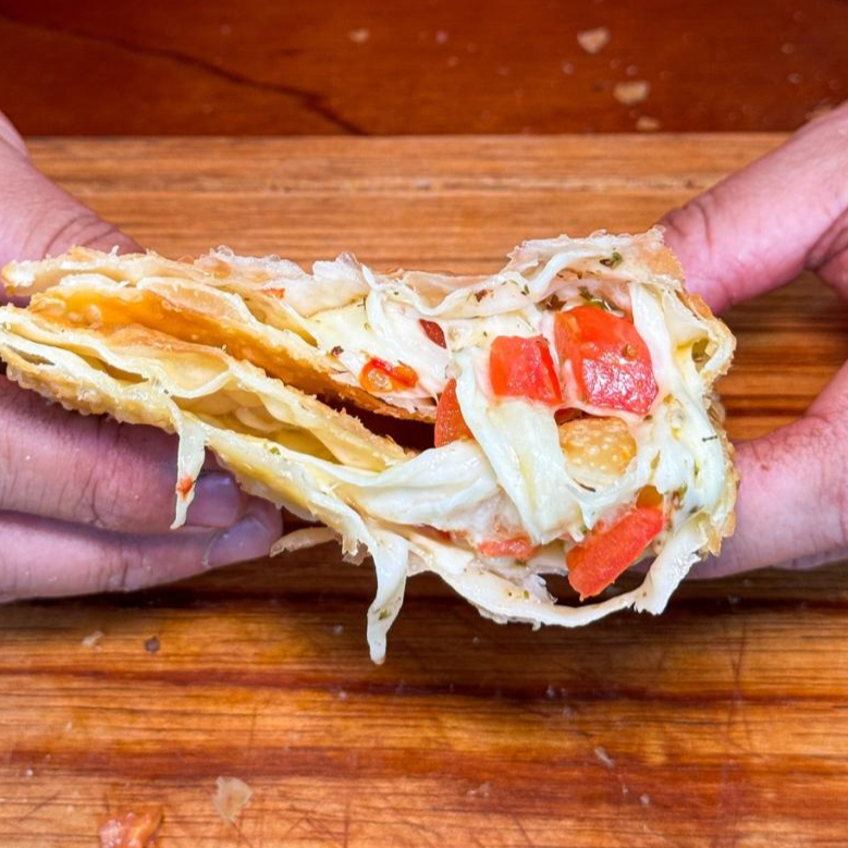 Tomate, orégano e mussarela derretidinha.