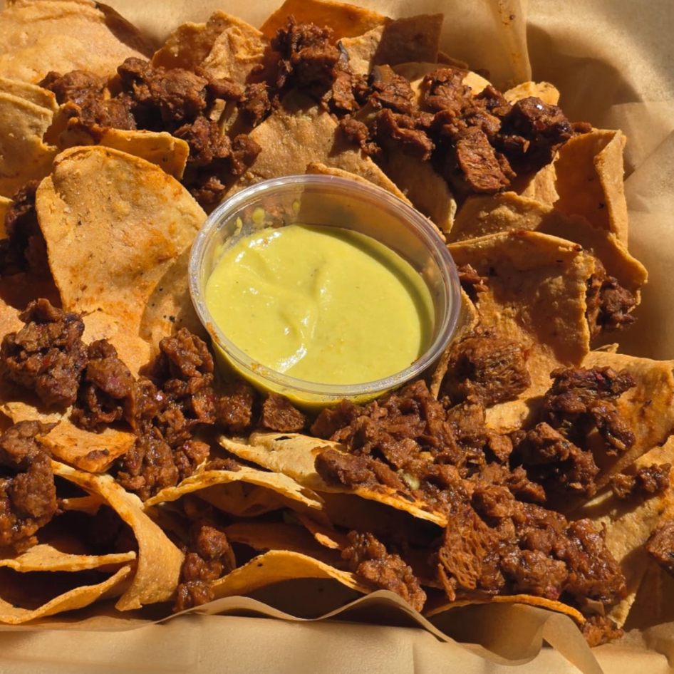 Totopos con Virria mas Salsa Dip Jalapeño