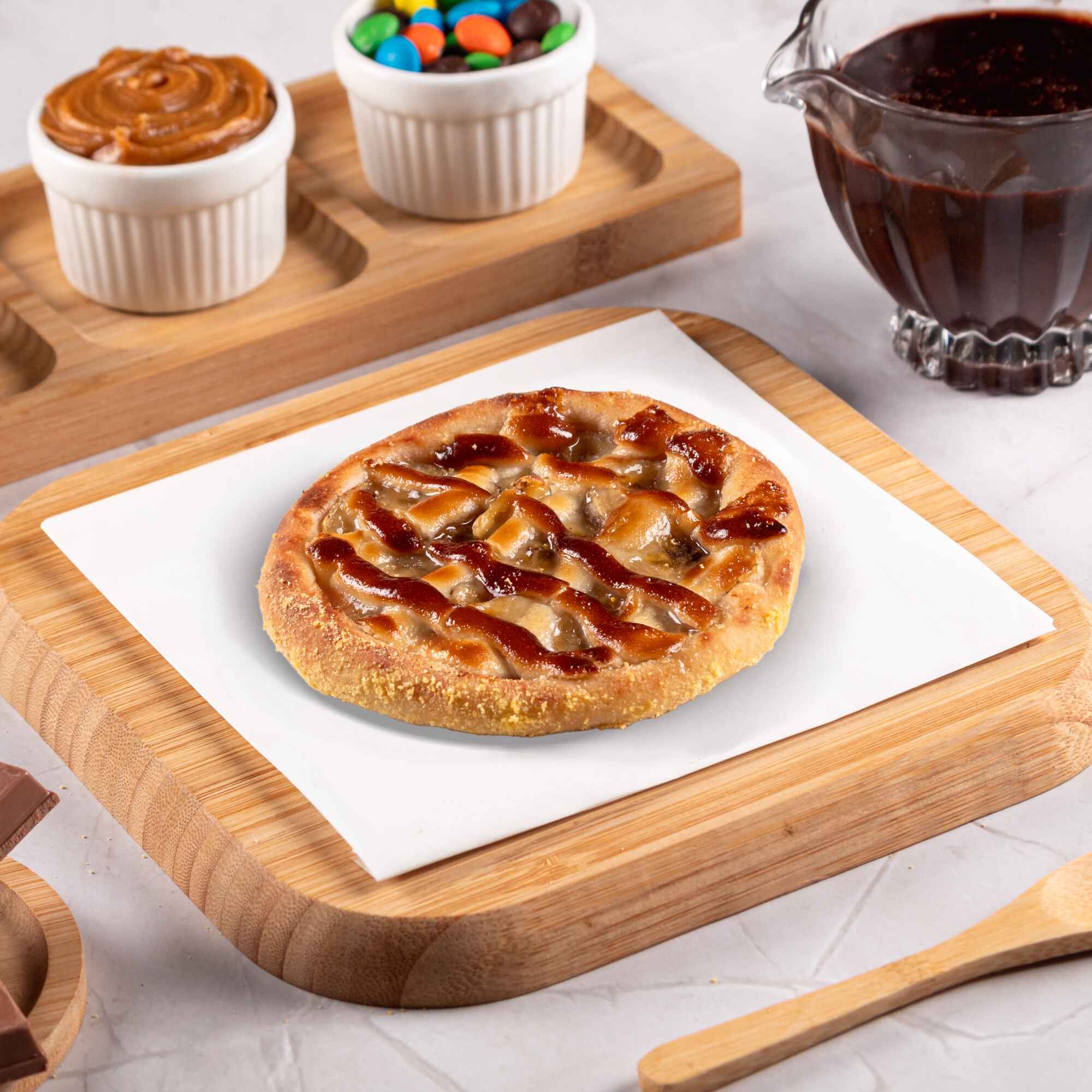 Recheada com banana, açúcar, canela e chocolate branco flambado, uma sobremesa irresistível com sabores marcantes.