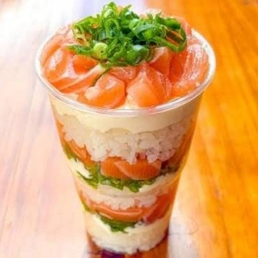 Camada de arroz, salmão e cream cheese e cebolinha