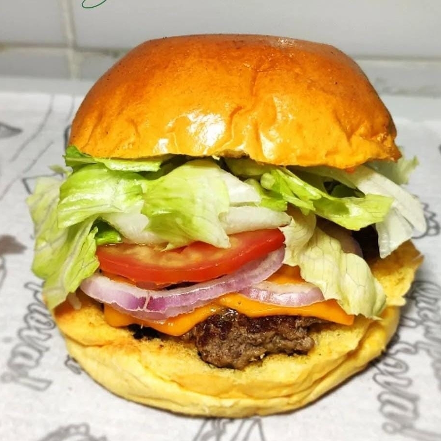 Pão, carne, ovo, cheddar, cebola roxa, alface, tomate e molhos