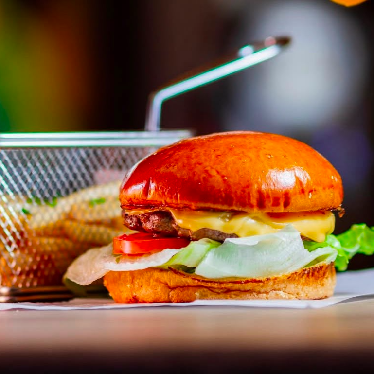 O clássico burger artesanal de 160g no pão brioche, com queijo prato, tomate fresco, alface americana crocante e cebola.
Todos os nossos burgers e lanches acompanham batata frita.