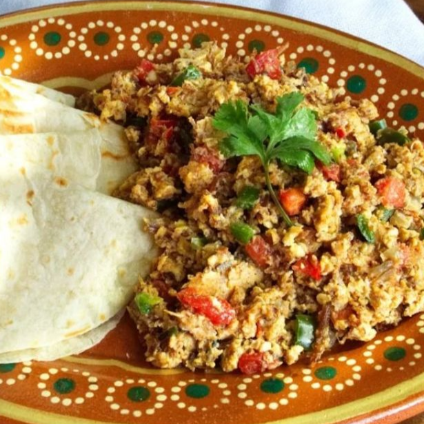 HUEVOS C/MACHACA Y VERDURA
