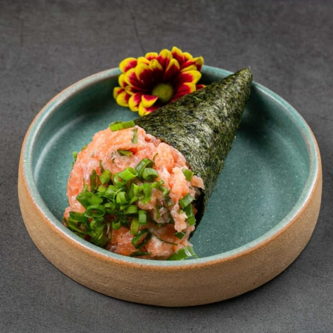 salmão batido, arroz, nori e cebolinha.