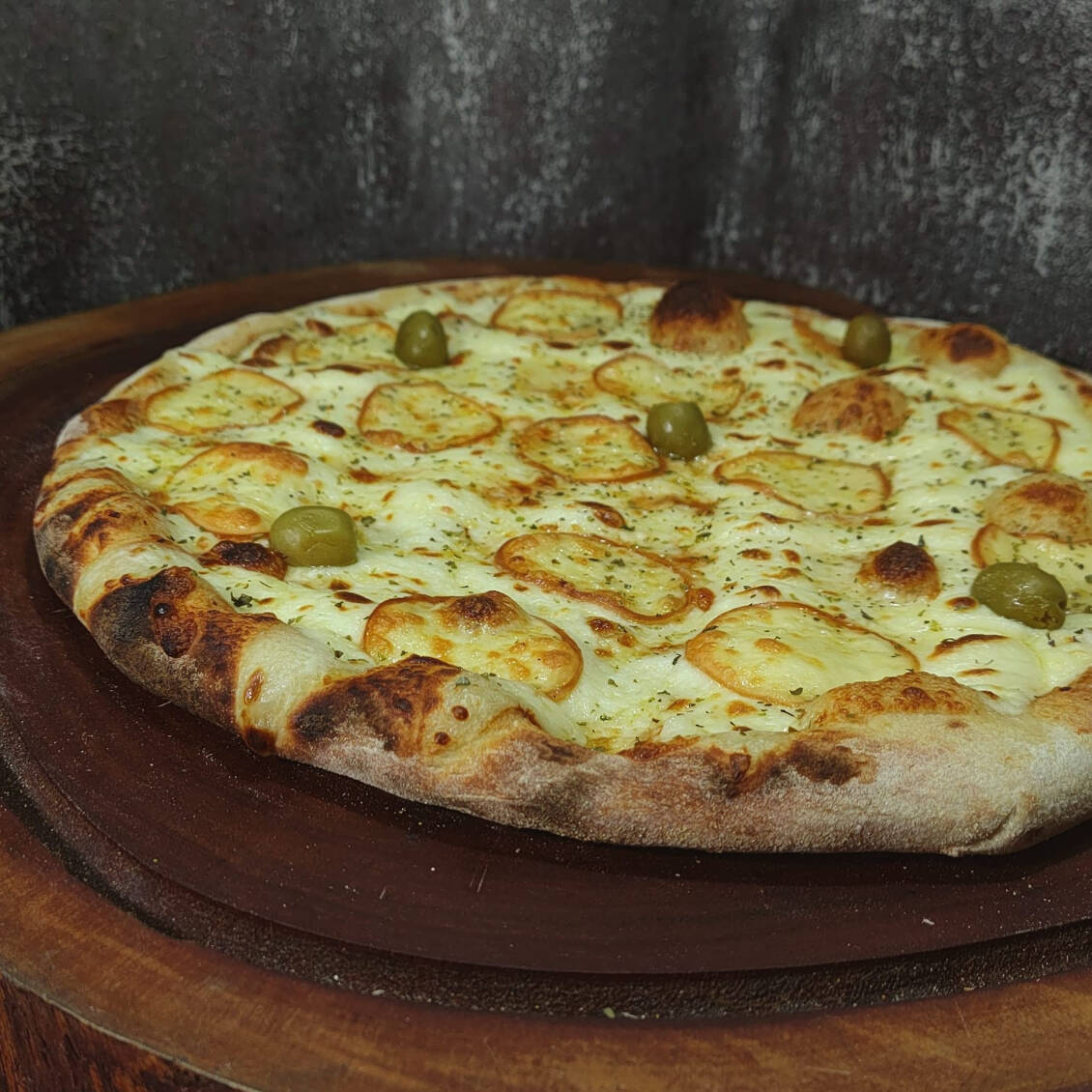 MASSA / MOLHO TOMATE NATURAL /MUSSARELA / REQUEIJAO SCALA/ PROVOLONE/AZETIONA E OREGANO