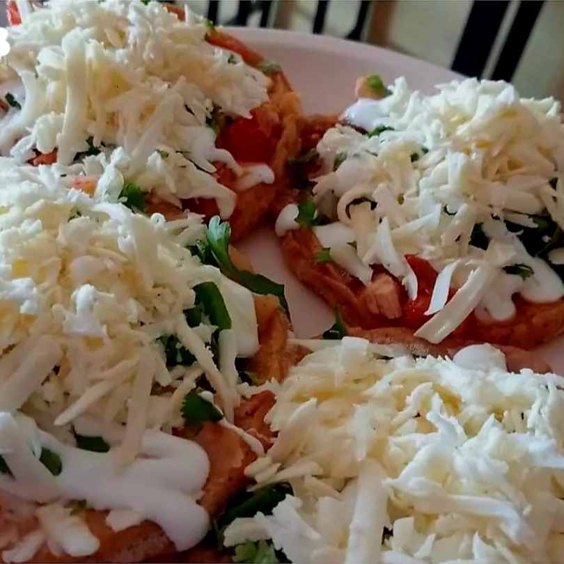 Sopes (frijoles,queso,cremay Lechuga