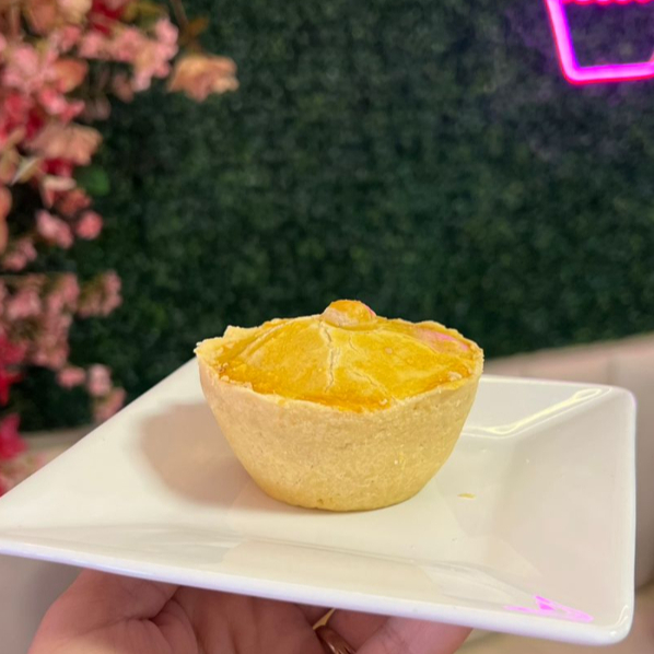 Empada de frango desfiado com um toque cremoso de Catupiry.