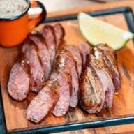 Elaborada com brisket de Angus, toucinho e suave pimenta biquinho. Servida com farofa da Fazenda e limão fresco.