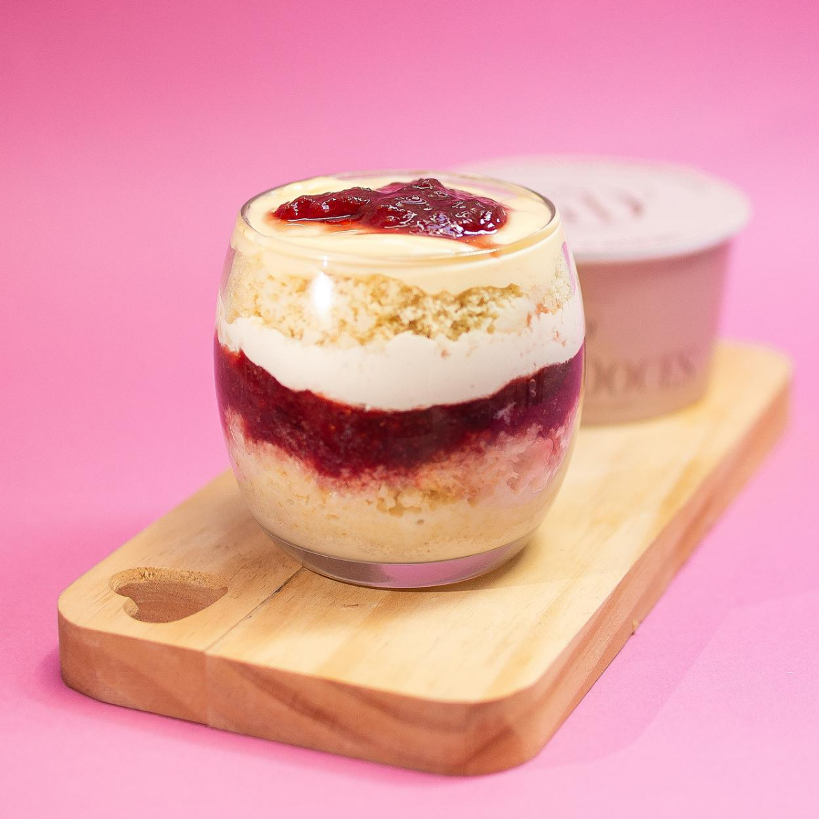 Massa de baunilha com recheio de brigadeiro de leite ninho cremoso, mousse suave de ninho e uma deliciosa geleia artesanal de morangos.