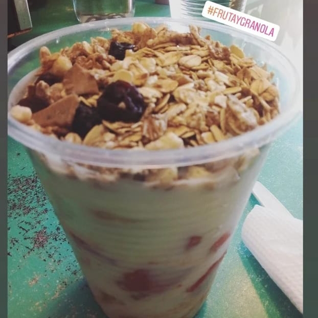 Fruta con Yogurt y Granola 16 Oz