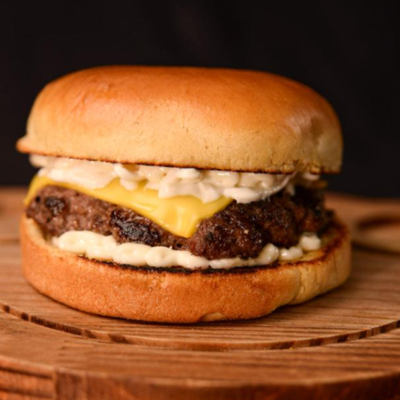 Pão de Brioche, Carne de 100g, Queijo Prato, Molho. Foto Ilustrativa. Hamburguer artesanal