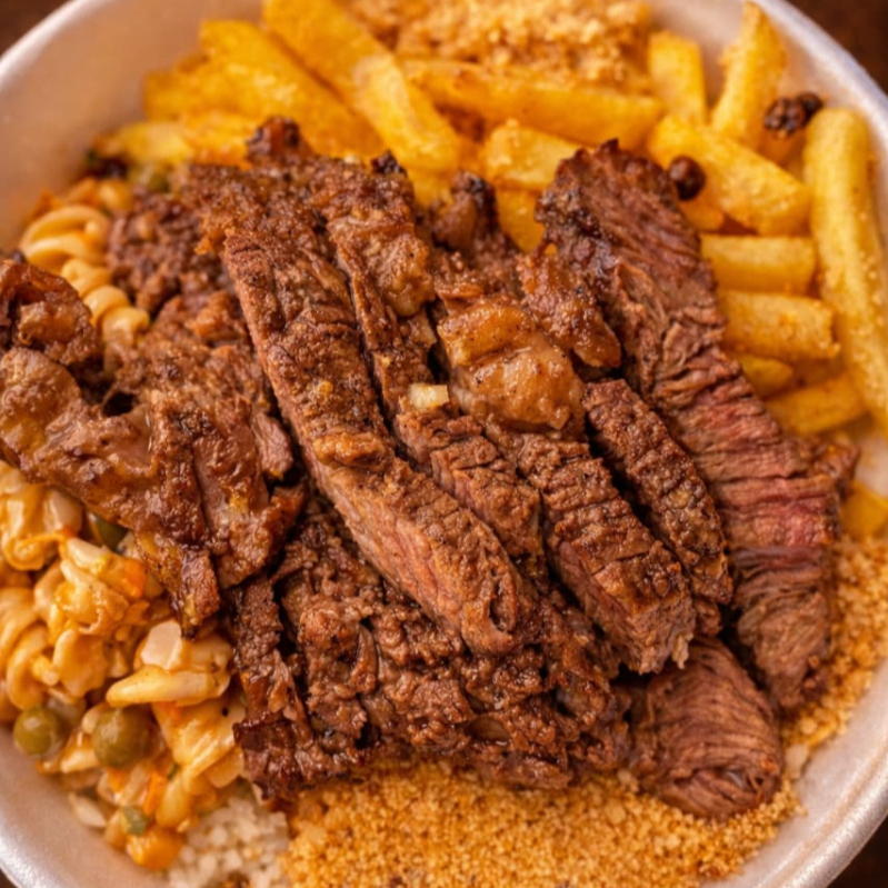 Arroz, feijão, batata frita, farofa e salada