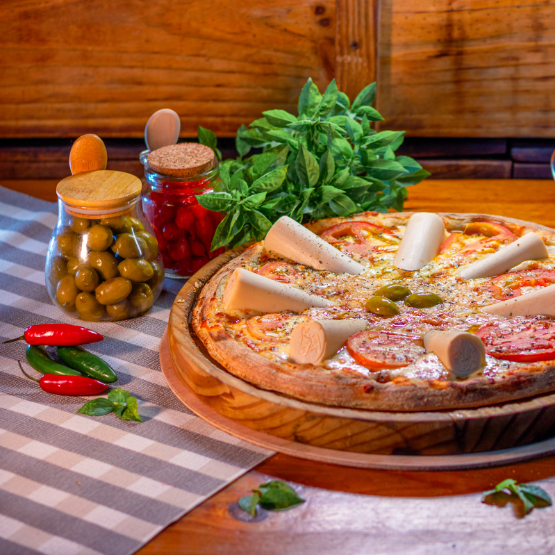 molho de tomate, mussarela, palmito ,tomate e orégano.