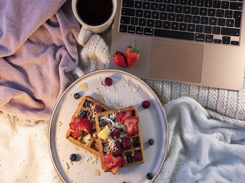 WAFFLES CON FRUTOS ROJOS Y VAINILLA