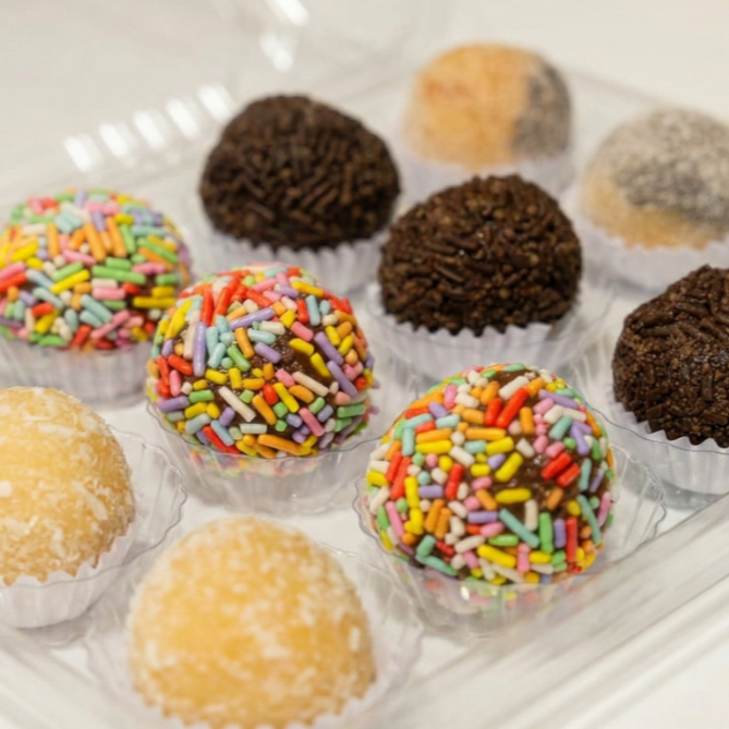 A sobremesa oficial da família! Uma seleção deliciosa com 12 brigadeiros fresquinhos e boleados à mão. Ideal para dividir com a galera ou garantir o doce da semana inteira. Sabores sortidos. Aproximadamente 240 gramas. -----------------tags------------------- Entrega rápida, desconto, promoção, 0,99, 0800, off, cupom, barato, melhor preço, oferta, frete grátis, descontão, preço baixo,Doces, bolos, brigadeiro, docinhos, kit festa, aniversario, coco, bolo de pote, chocolate, morango, sobremesa, Nutella, copo da felicidade, pizza doce, brownie, confeitaria, doceria, gourmet, cake, bombom, piscina, ganache, caseiro, vovó, bento cake, vulcão, red velvet, trufas, banoffe, pudim, doce de leite, pão de mel, Oreo, Kit Kat, ferrero Rocher, cheese cake, tartelete, Ninho, cupcake, afogadinho, bolo, Ninho, brigadeirão, mini, cascão, gourmet, cone, dois amores, Salgadinhos, salgados,kibe, frango, coxinha, camarão, pastel, frito, sequinho, bolinho, bauru, empada, esfirra, petiscos, pizza, empadão