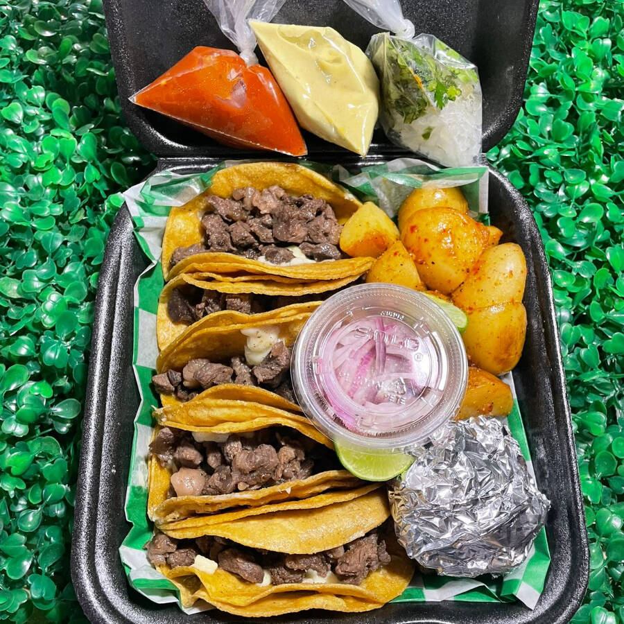 Tacos de bistec en maíz.