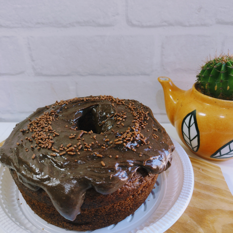 Bolo de chocolate fofinho com cobertura cremosa e intensa que derrete na boca. Combinação perfeita para quem ama um doce mais marcante. Ideal para compartilhar ou se presentear. Rende até 6 fatias generosas