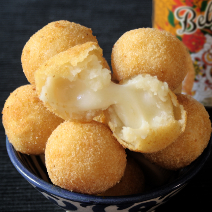 Super delicioso possui muito queijo derrete na boca, sem miséria você vai comer o melhor bolinho de 3 queijos uma explosão de sabor.