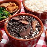 Experimente a nossa deliciosa Feijoada, cheia de variedades saborosas: Arroz, feijão preto, couve, farofa crocante, vinagrete e torresmo dourado e pra finalizar: uma dose pequena de caipirinha de pinga – tradição que vale esperar!