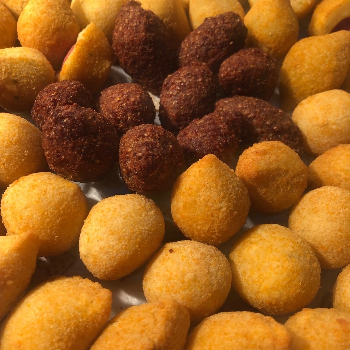 Delicioso salgado de festa de 18 a 20 gramas, salgado bem crocante e sequinhos. Escolha seu recheio e se delicie com nossos salgados