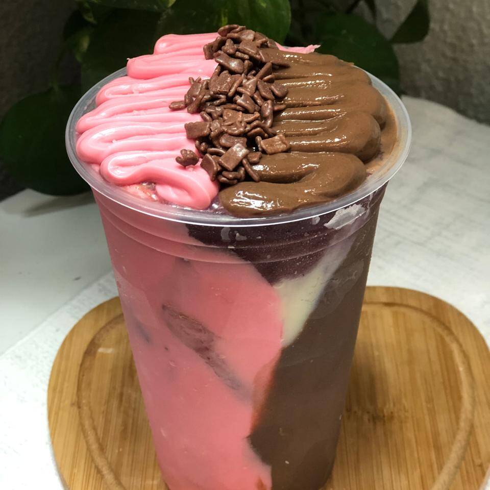 Copo de Açaí Sensação- 500ml !Uma combinação irresistível! Açaí cremoso com recheio de morango+brigadeiro gourmet + leite condensado+leite em pó , que lembra o famoso “SensaçâoPerfeito para quem ama essa combinação.💜 Cremoso, geladinho e feito na hora! Experimente essa explosão de sabor!