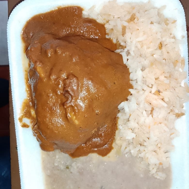Combo-Pollo en Mole+ agua de sabor