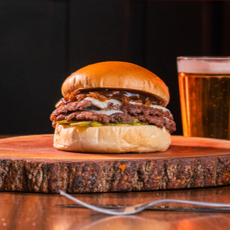 Pão Brioche, 2 Burguer Smash ( 90g), Queijo Prato, Picles, Cebola Caramelizada, Barbecue e Mostarda.