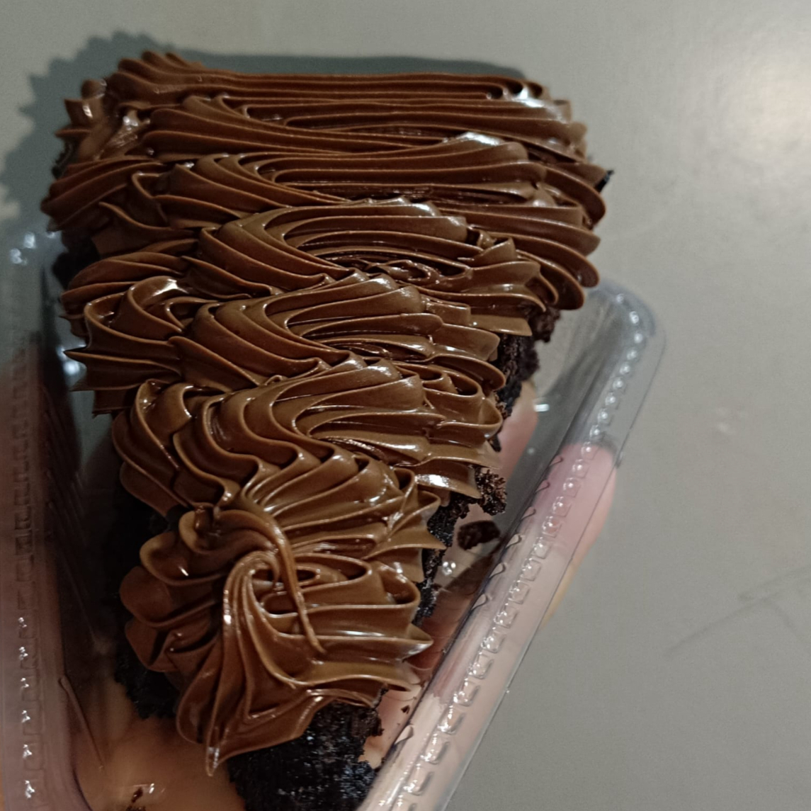 Fatia de bolo de chocolate c/ cobertura de chocolate c/ Nutella