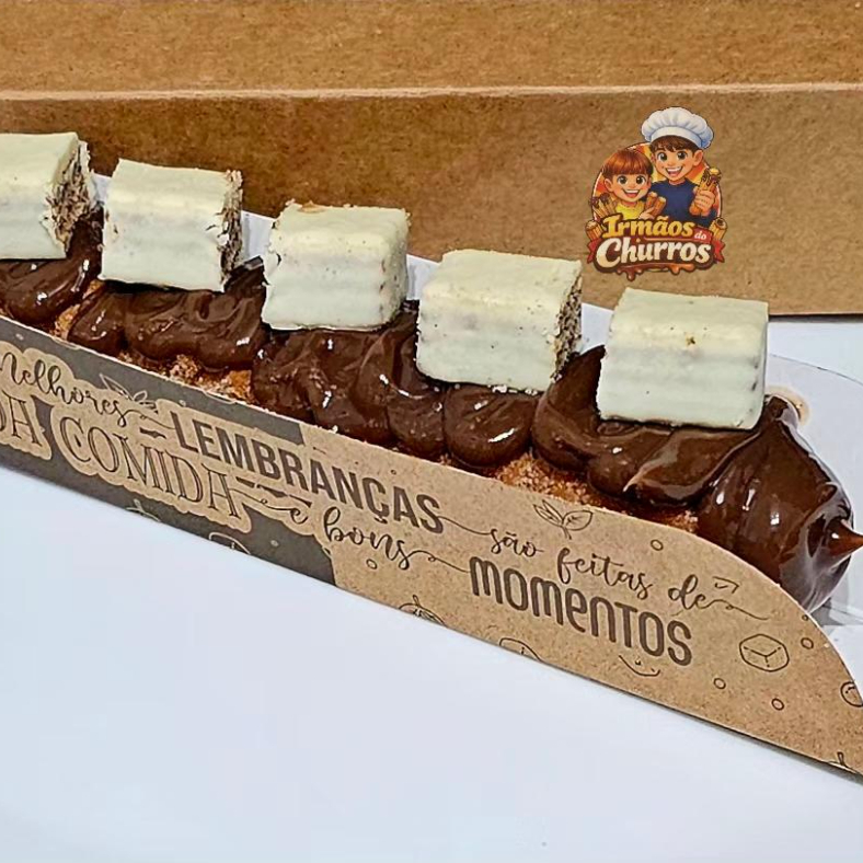 Delicioso Churros salpicado com açúcar de confeiteiro e canela em pó com recheio e cobertura de chocolate ou doce e leite e bis branco por cima.