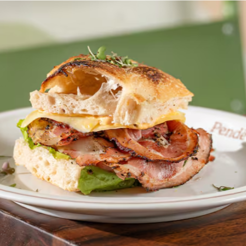 Focaccia/ Panceta artesanal (cochon rouge)/ alface/ tomate/ queijo emmental/ maionese da casa