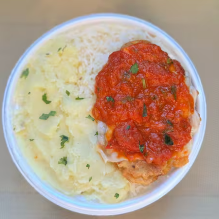 Marmita com delicioso filé de frango parmegiana (empanado na massa crocante coberto com molho de tomates e queijo) acompanhado de arroz branco e purê de batatas inglesas. Marmita indicada para 01 pessoa.