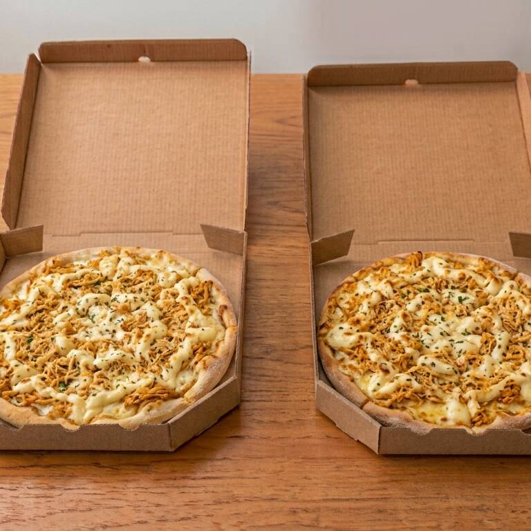 Deliciosa pizza com fatias de frango , cebola, suculenta e queijo derretido.
