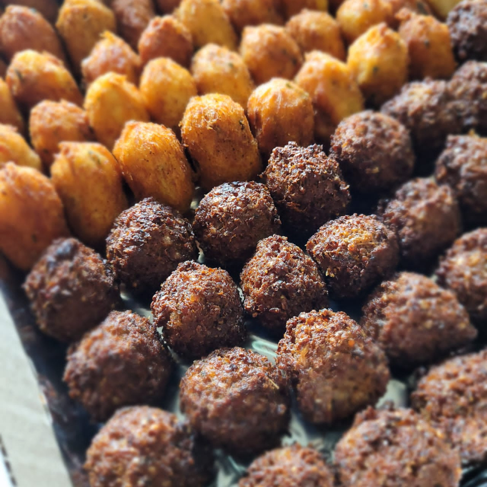 50 salgadinhos tradicionais + 20 bolinhos de bacalhau