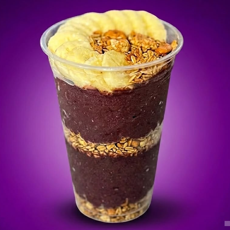 Delicioso copo de açaí tradicional com 400ml, servido com granola crocante e banana fatiada.