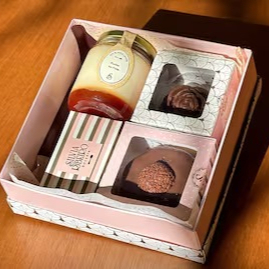 Pote de Pudim, Bombom de Dois Amores, Mini Bolo de Cenoura e Caixa com 2 Docinhos de Brigadeiros.