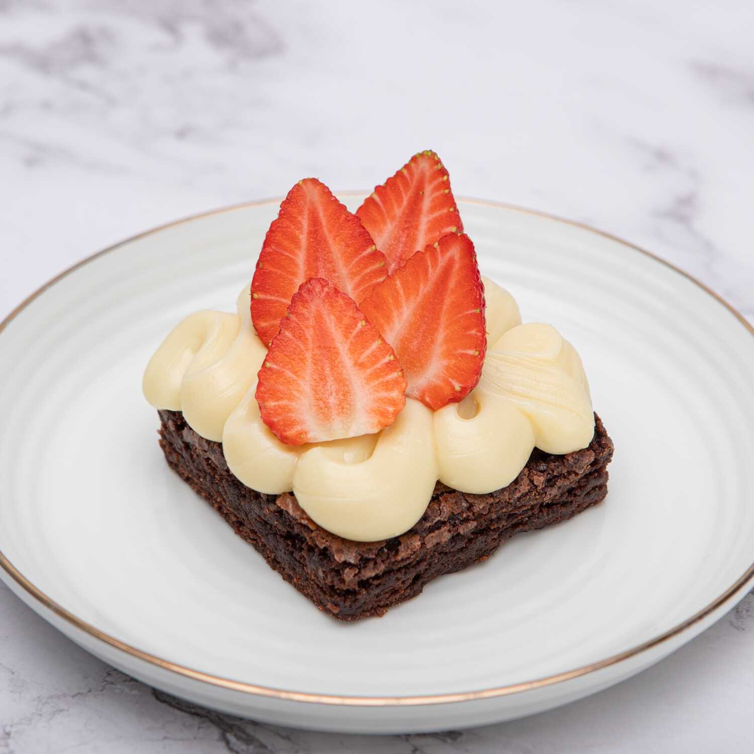 Brownie com brigadeiro de Ninho e morangos frescos Uma combinação perfeita de chocolate, cremosidade e frescor!