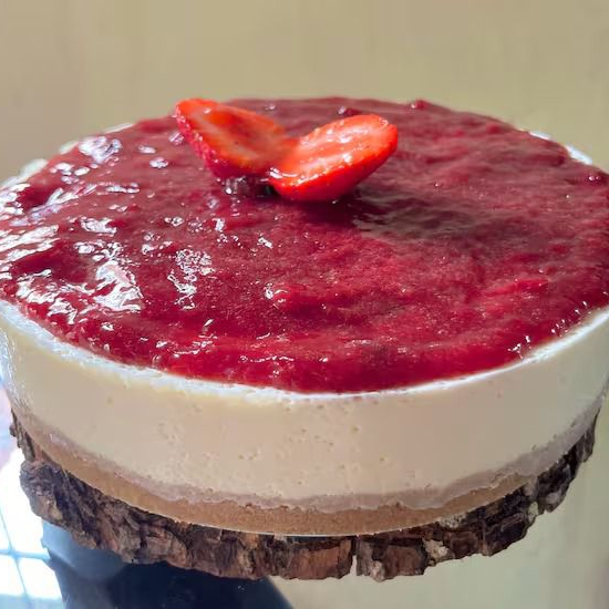 Clássica e deliciosa, nossa cheesecake tem a medida perfeita da base crocante, com recheio super cremoso e cobertura de geleia de frutas vermelhas. Impossível não se apaixonar! Aprox.1,4kg.