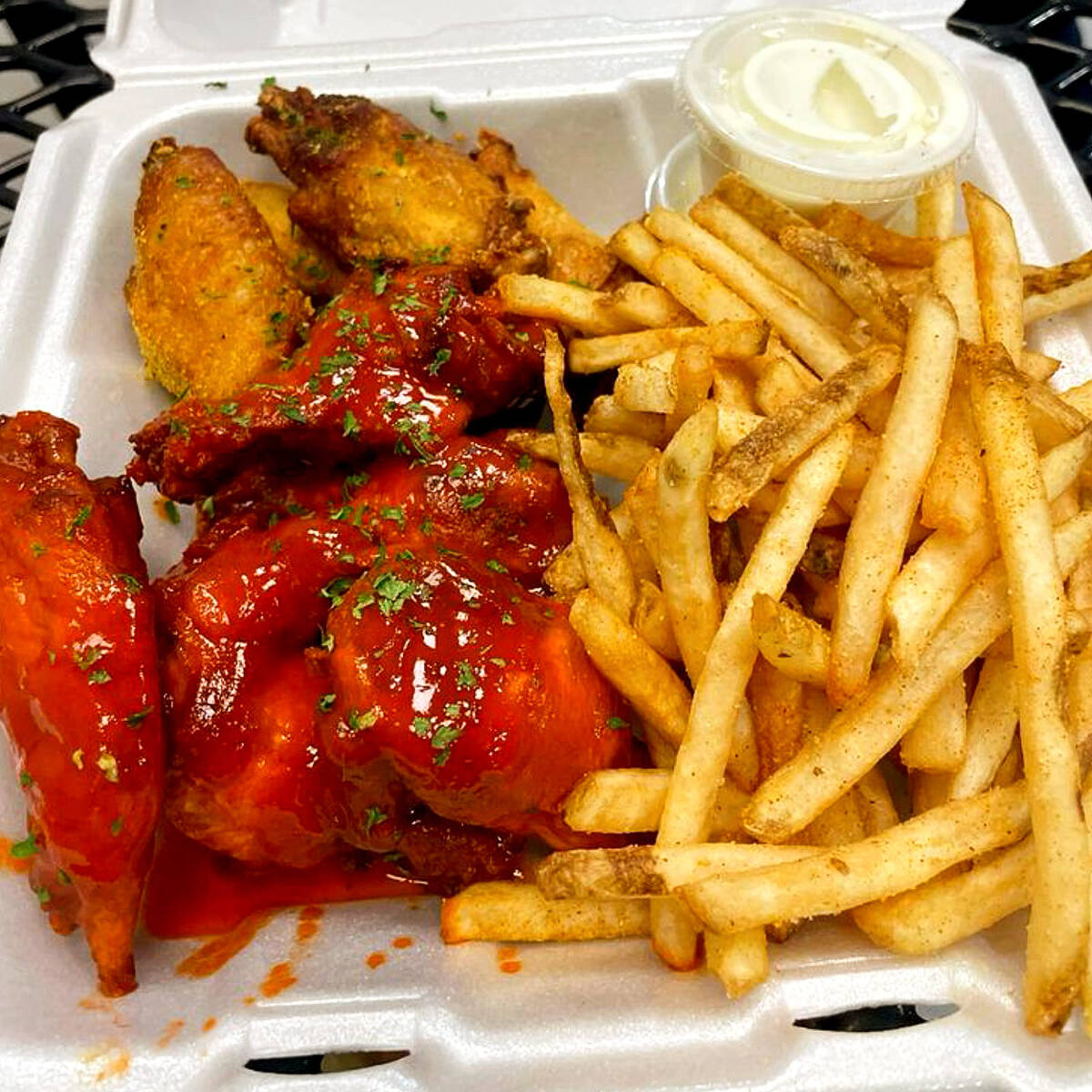 8 Alitas (1Pza C/u) + Papas Francesa.