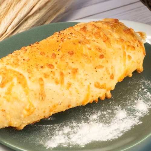 Pão caseiro macio coberto com parmesão gratinado. Sabor marcante, feito na hora e ideal para acompanhar qualquer refeição!