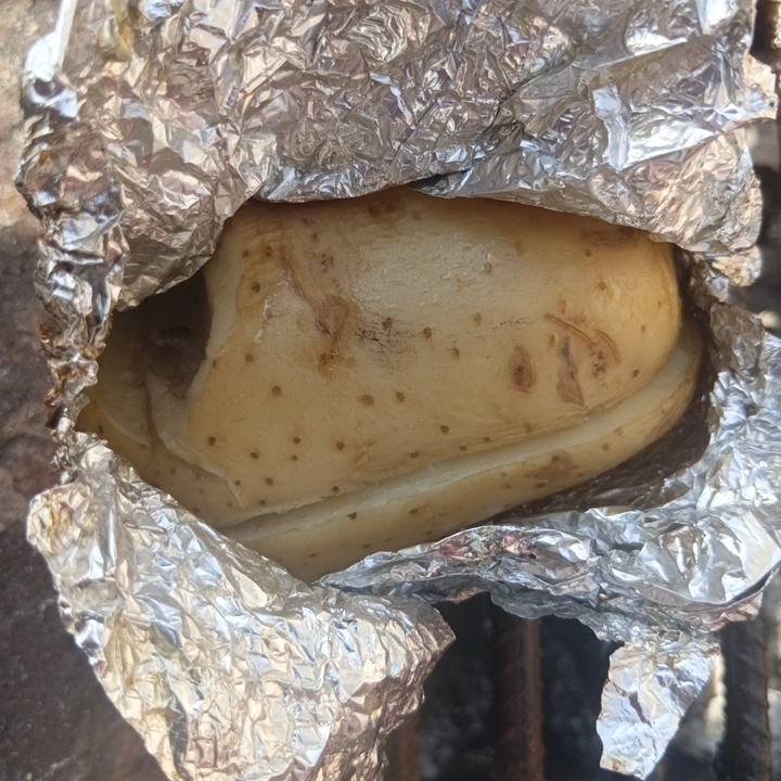 Papa asada al carbón glaseada con gravy