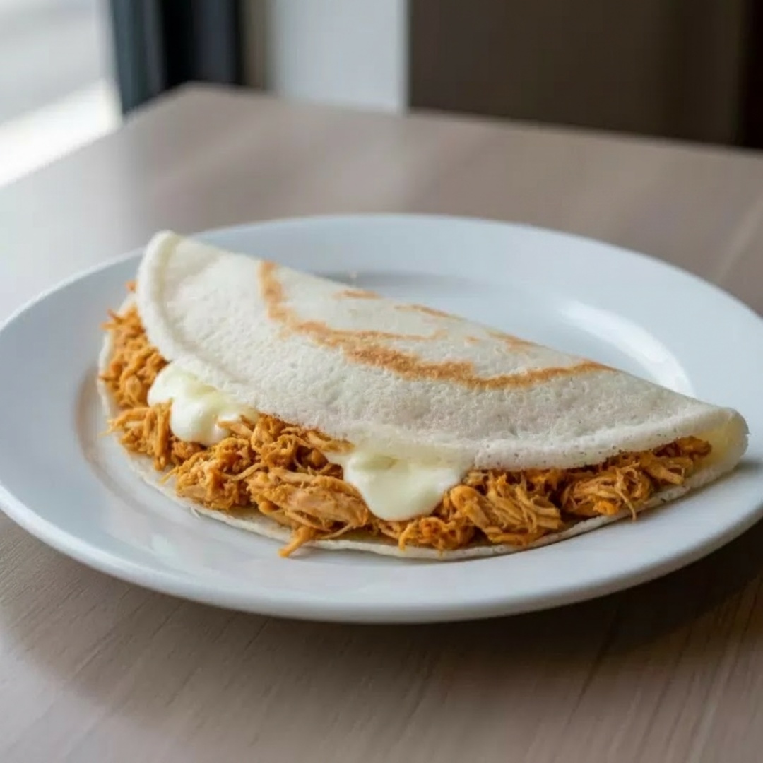 Tapioca recheada com frango cremoso.