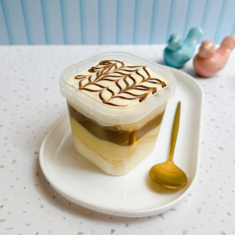 Bolo no pote com camadas de creme de Ninho, brigadeiro de Ninho, massa branca e muita Nutella.